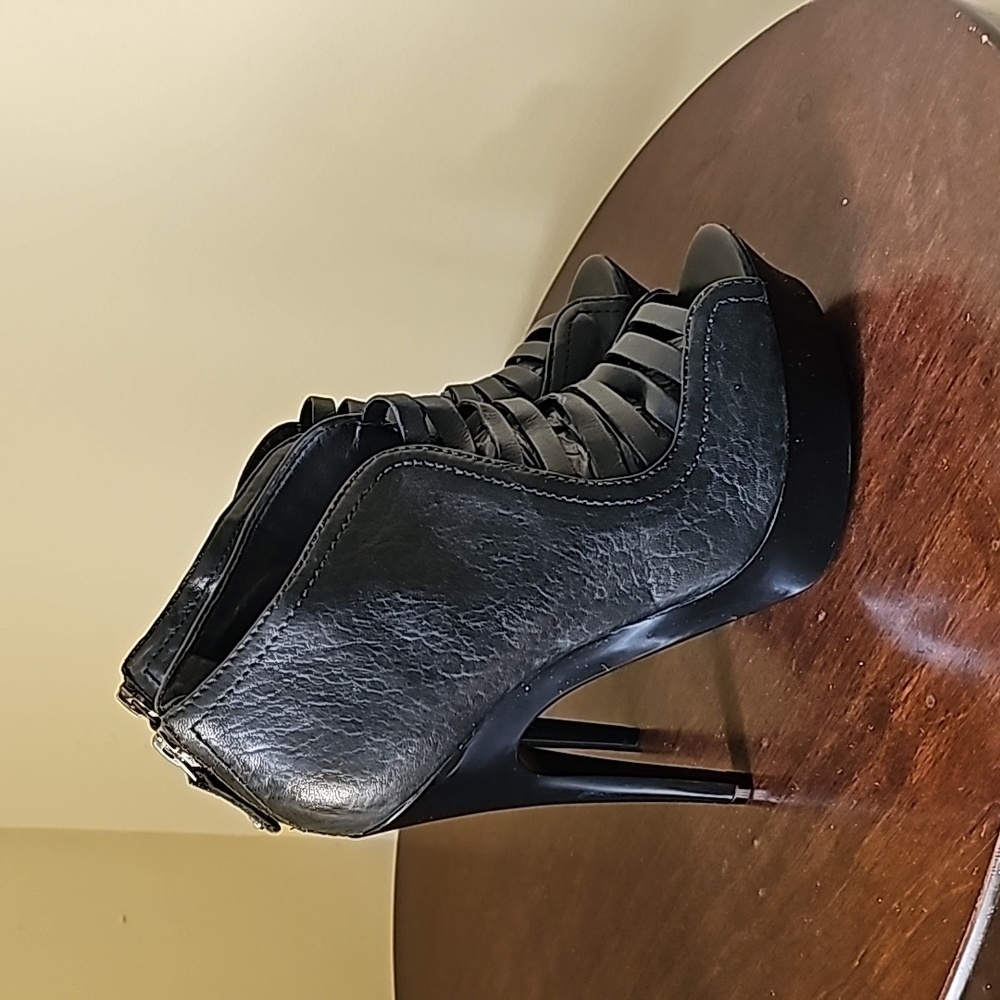 BCBG Maxazria High heels shoes black‎ leather size 8